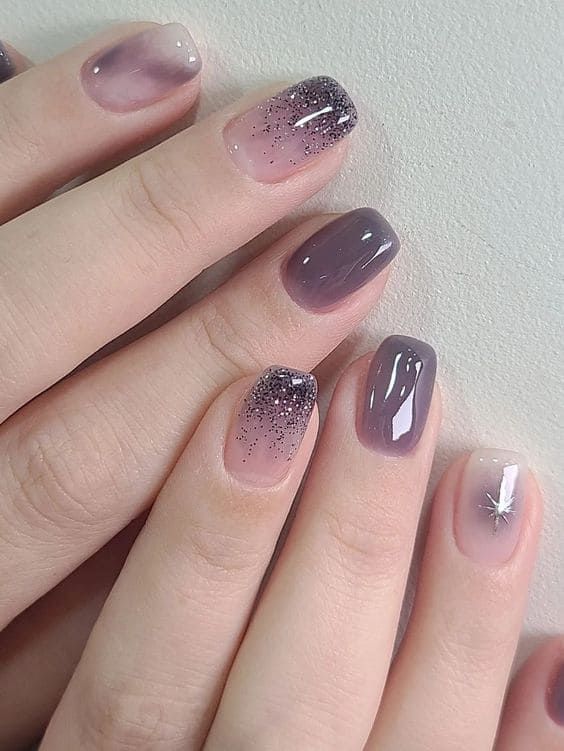 Các mẫu nail sơn thạch màu tím khói loang, phủ nhũ glitter ánh kim, hiệu ứng huyền ảo như ngân hà.