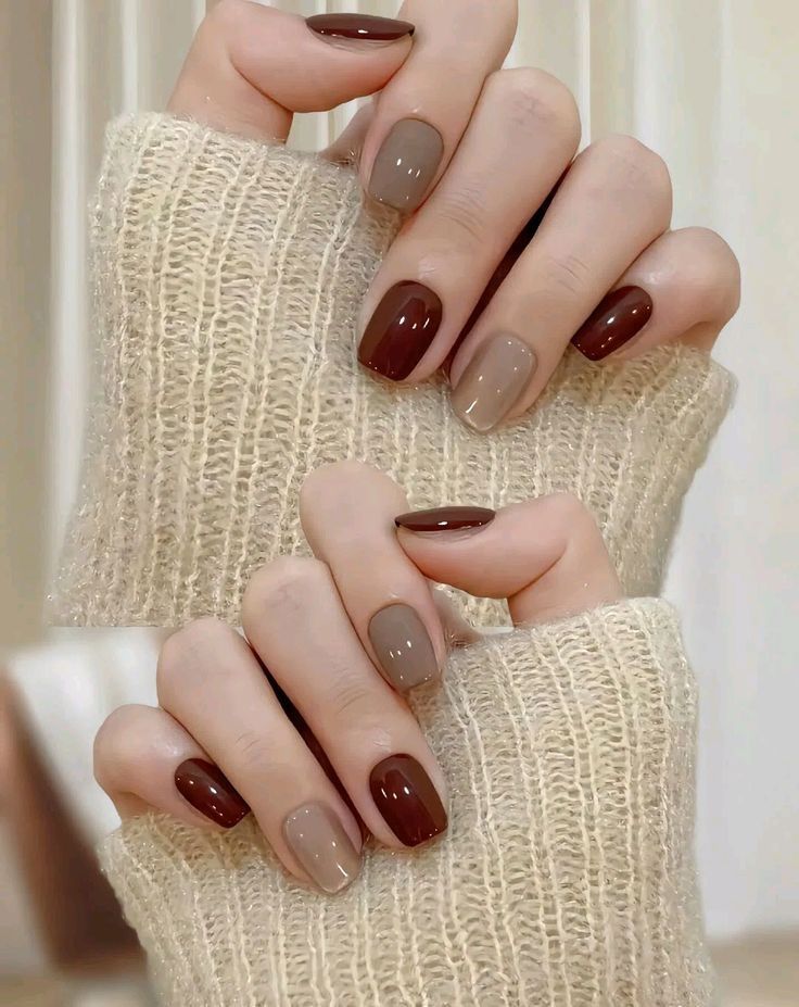Mẫu nail đẹp đơn giản phối hai màu nâu chocolate và be mocha bóng gương, không họa tiết cầu kỳ, dễ phối mọi trang phục.