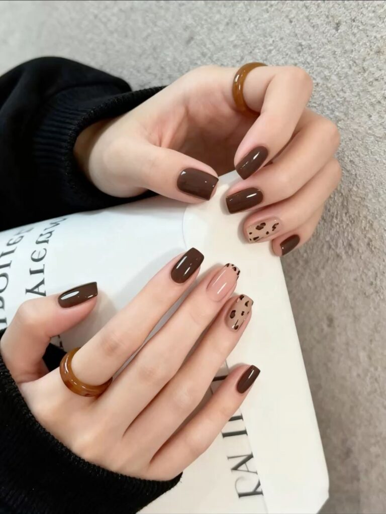 Mẫu nail đẹp nhẹ nhàng gam nâu cacao đậm phối họa tiết da báo (leopard) trên nền be, cá tính mà vẫn tinh tế, ấm áp mùa đông.