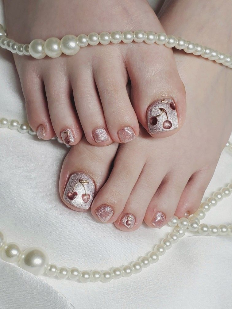Các mẫu nail đẹp cho chân với nền nhũ hồng lấp lánh vẽ họa tiết cherry xinh xắn, ngọt ngào, đáng yêu.