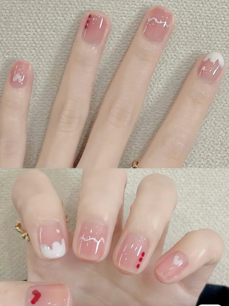 Mẫu nail đẹp trẻ trung tông nude hồng nhẹ nhàng, điểm xuyết họa tiết mây trắng bồng bềnh và trái tim đỏ nhỏ xinh, dễ thương.