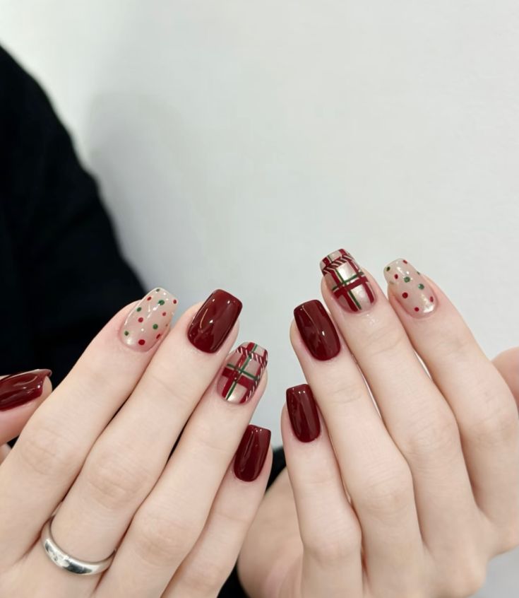 Top 15+ các mẫu nail màu đỏ đẹp sang chảnh, cuốn hút nhất 2026 10 Một trong các mẫu nail màu đỏ được phối thêm chi tiết ánh kim tinh tế, tạo điểm nhấn sang trọng mà vẫn giữ nét thanh lịch.