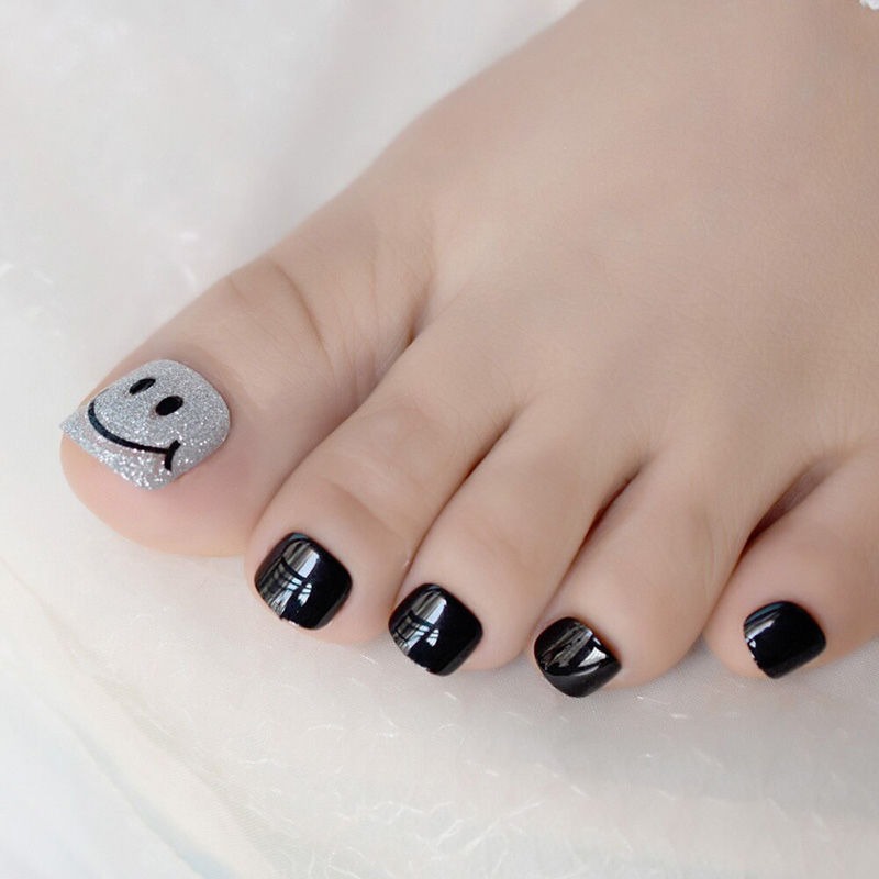 20+ mẫu nail chân màu đen đẹp sang chảnh, cuốn hút nhất hiện nay 26 Mẫu móng chân đen 3D