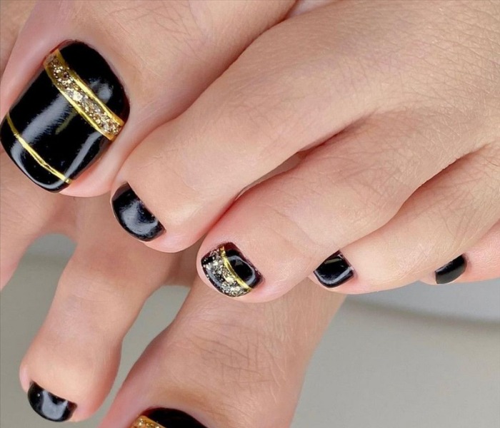 20+ mẫu nail chân màu đen đẹp sang chảnh, cuốn hút nhất hiện nay 23 Mẫu móng chân màu đen mix vàng