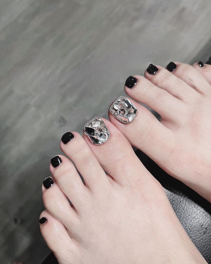 20+ mẫu nail chân màu đen đẹp sang chảnh, cuốn hút nhất hiện nay 12 Mẫu nail chân đen vẽ vân đá