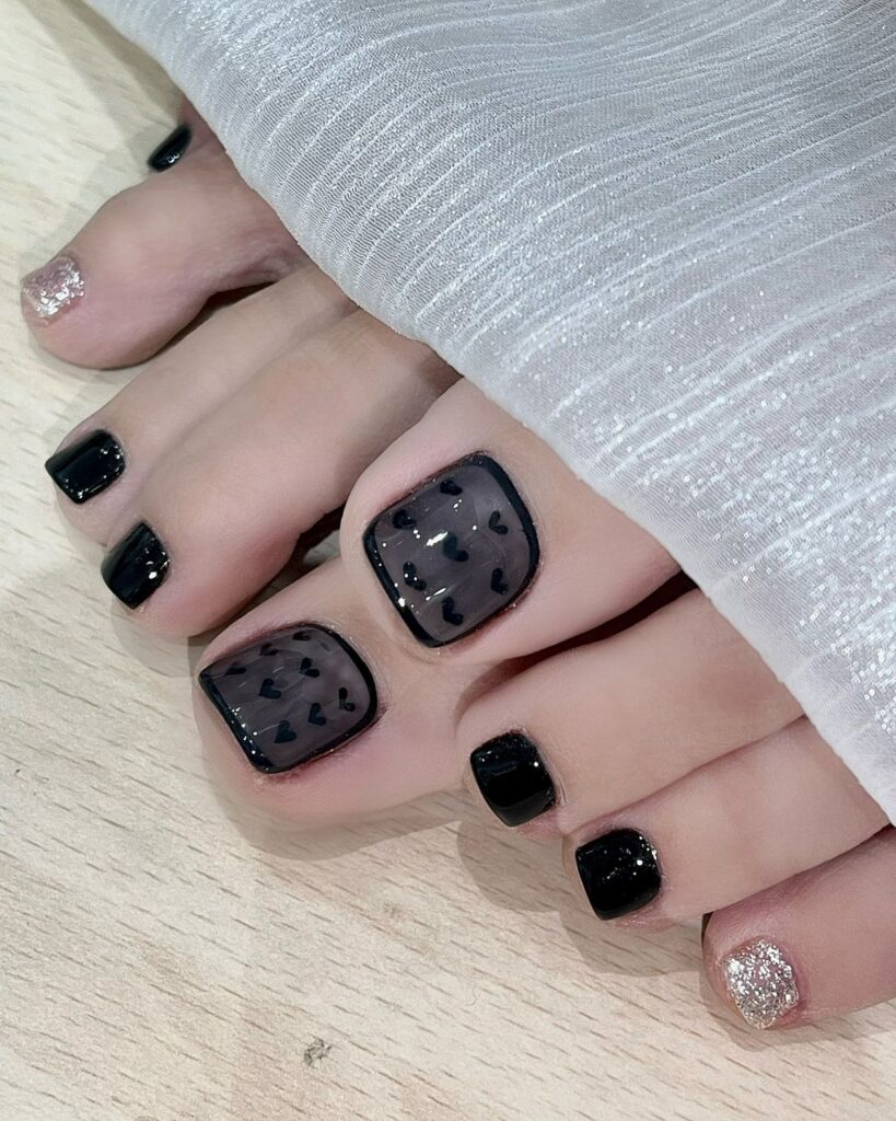 Mẫu nail chân đẹp đơn giản tông đen bóng điểm chấm bi và nhũ bạc, cá tính mà vẫn tinh tế.