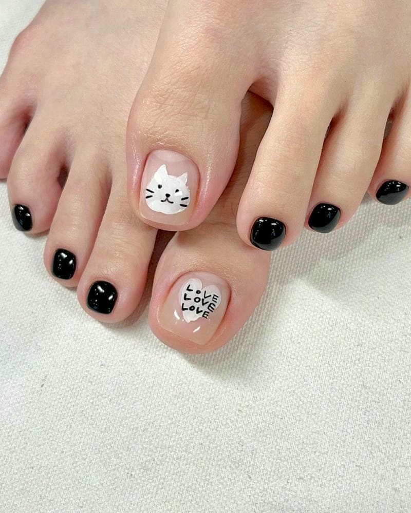 20+ mẫu nail chân màu đen đẹp sang chảnh, cuốn hút nhất hiện nay 6 Mẫu nail chân đẹp màu đen kết hợp vẽ hình