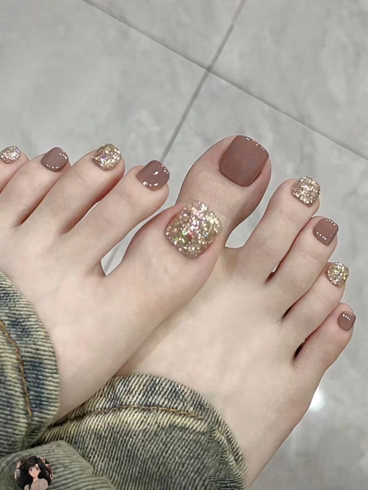 Mẫu nail chân đẹp với sắc nâu tây trầm ấm phối ngón kim tuyến vàng lấp lánh, sang trọng và cuốn hút.