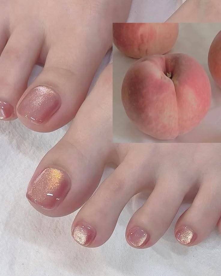 Mẫu nail chân đẹp nhẹ nhàng với gam hồng đào ánh nhũ mềm mại, ngọt ngào và cực kỳ tôn da.