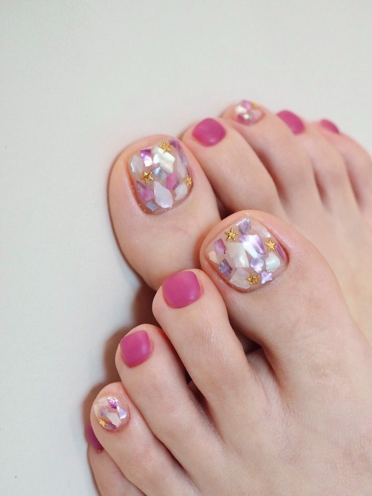 Mẫu nail chân đính đá hồng cánh sen