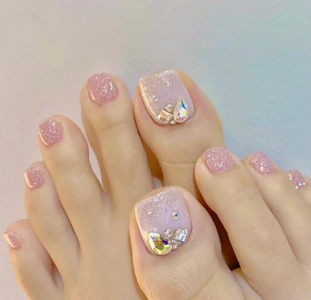 Nail đính đá chân màu hồng phấn nhẹ nhàng, dễ thương, trẻ trung