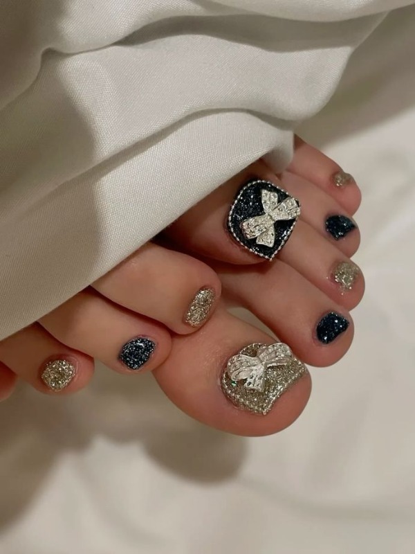 20+ mẫu nail chân màu đen đẹp sang chảnh, cuốn hút nhất hiện nay 13 Mẫu nail chân màu đen đính charm nơ