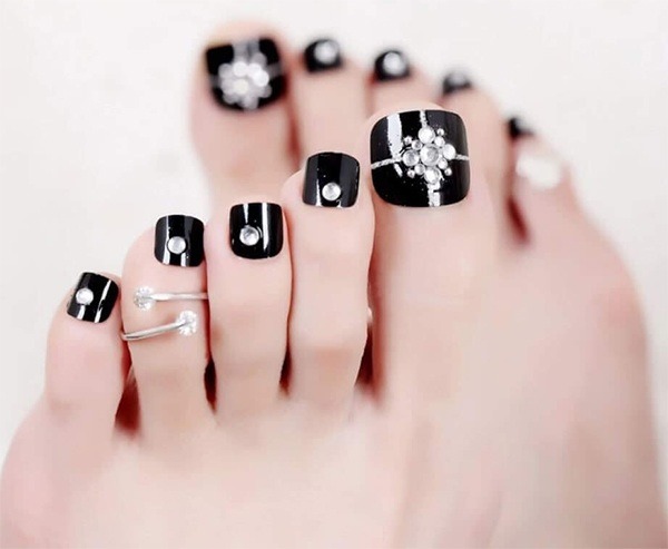 20+ mẫu nail chân màu đen đẹp sang chảnh, cuốn hút nhất hiện nay 18 Mẫu nail chân màu đen đính ngọc trai