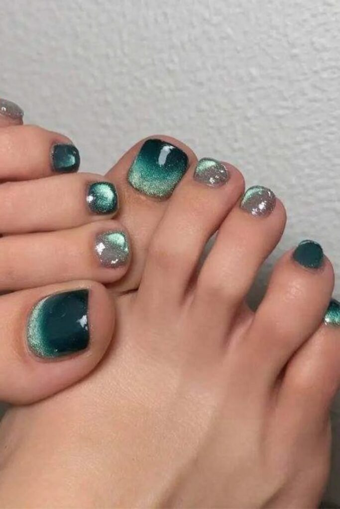 Mẫu nail chân màu xanh baby phủ nhũ lấp lánh, trong như ngọc thạch.
