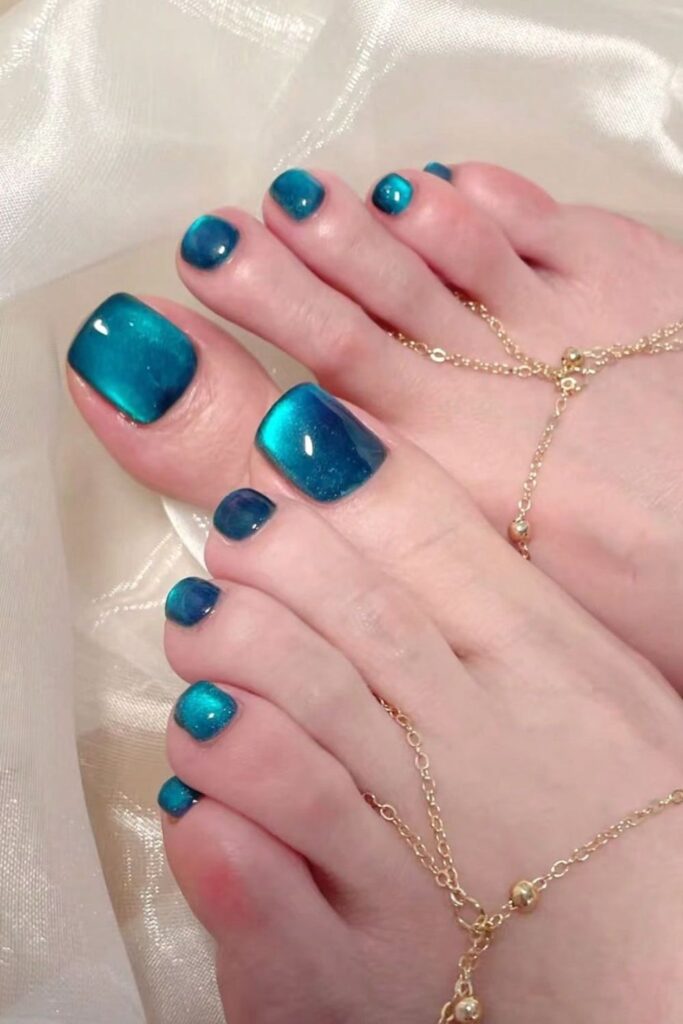 Mẫu nail chân màu xanh ombre chuyển trắng dịu dàng, trong như thạch.
