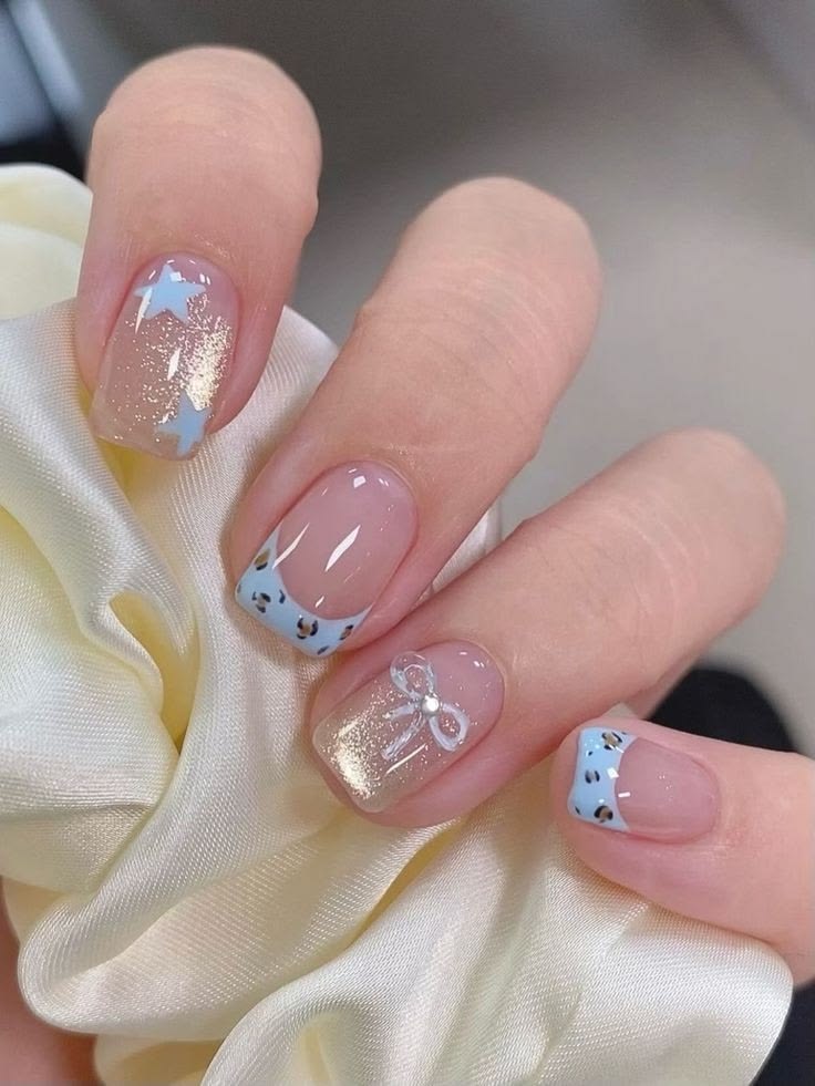 Mẫu nail cho móng ngắn kiểu French da báo tông xanh baby, phối nhũ vàng và nơ bạc, trendy và sang.