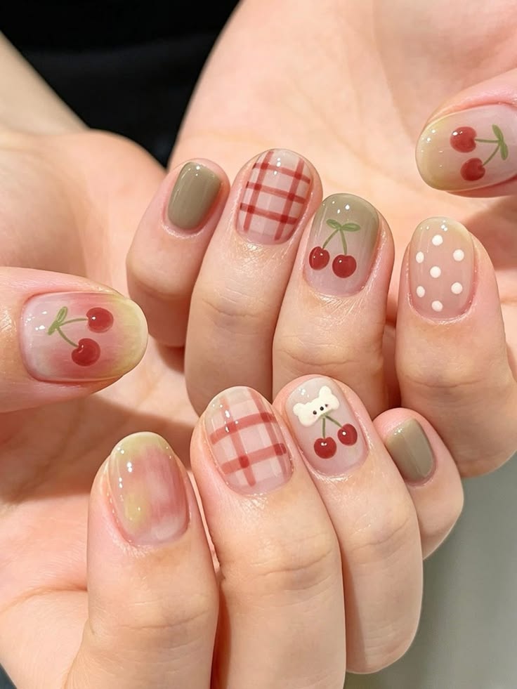 Mẫu nail cho móng tay ngắn mix họa tiết cherry, caro hồng, gấu con và chấm bi, tone hồng xanh rêu trẻ trung.
