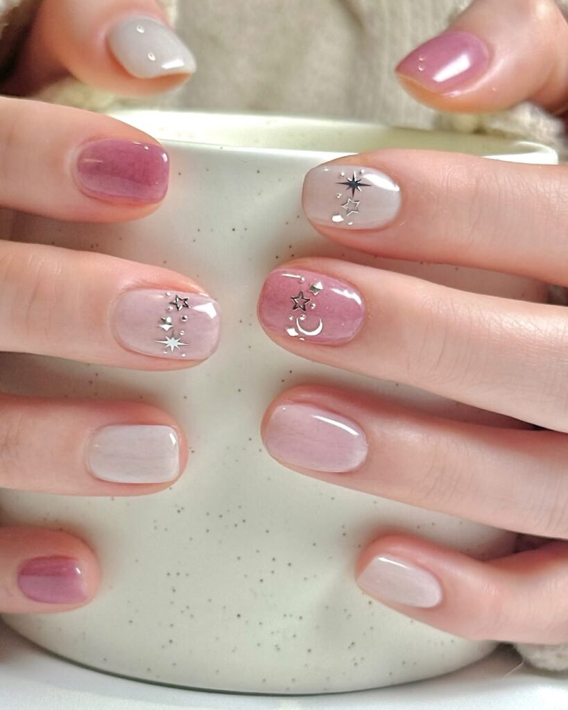 Mẫu nail cute cho móng ngắn phối hồng tím pastel, đính sao bạc và mặt trăng lấp lánh mộng mơ.