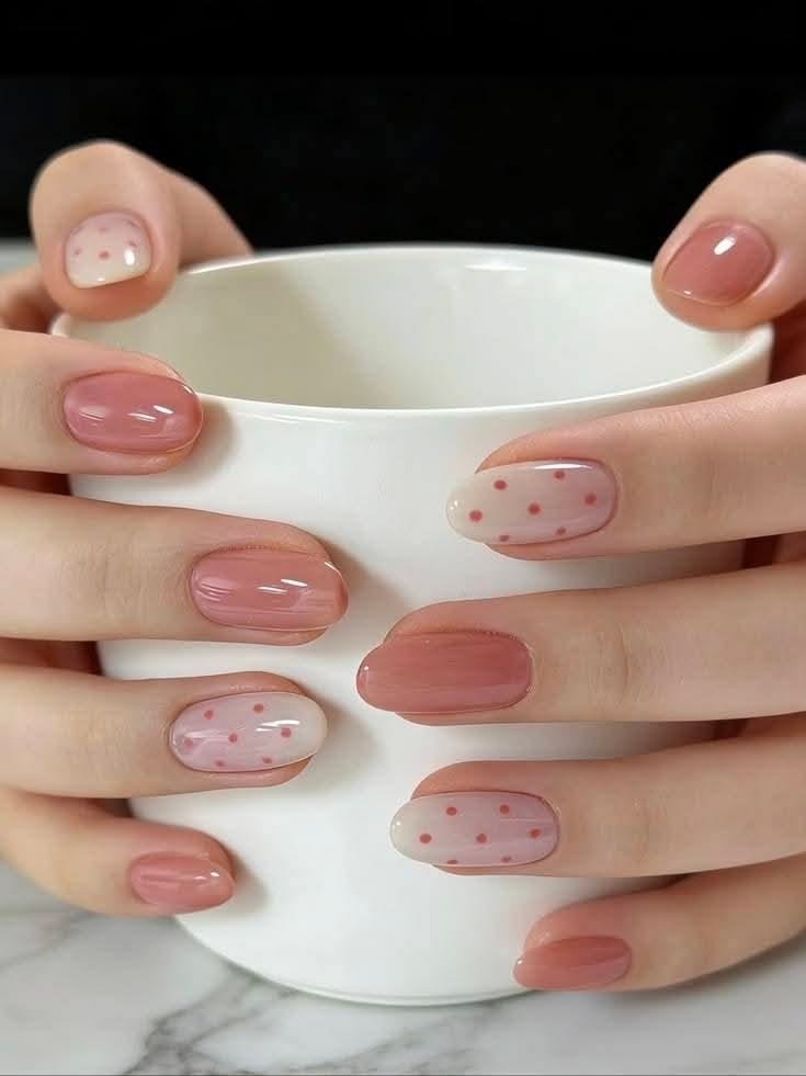 Mẫu nail dành cho móng ngắn tone hồng nude trong, điểm chấm bi hồng nhỏ, nhẹ nhàng và tự nhiên.