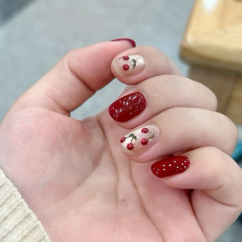 Mẫu nail đẹp cho móng tay ngắn họa tiết cherry đỏ mọng