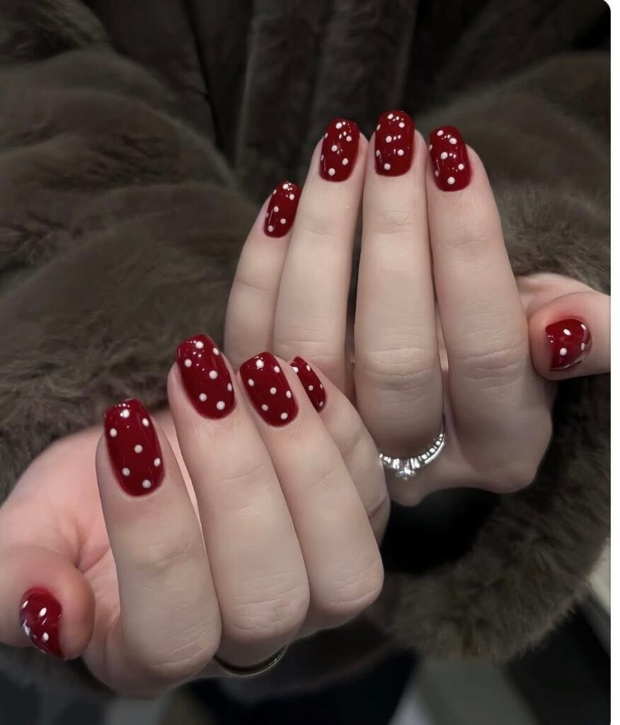 Top 15+ các mẫu nail màu đỏ đẹp sang chảnh, cuốn hút nhất 2026 16 Mẫu nail đẹp màu đỏ thanh lịch, họa tiết chấm bi đơn giản, hợp mọi dịp trong năm.