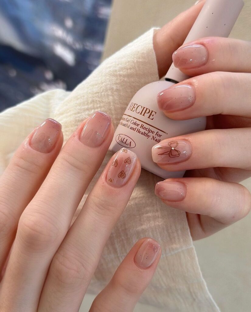 Mẫu nail đơn giản cho móng ngắn nền nude jelly vẽ nơ nâu