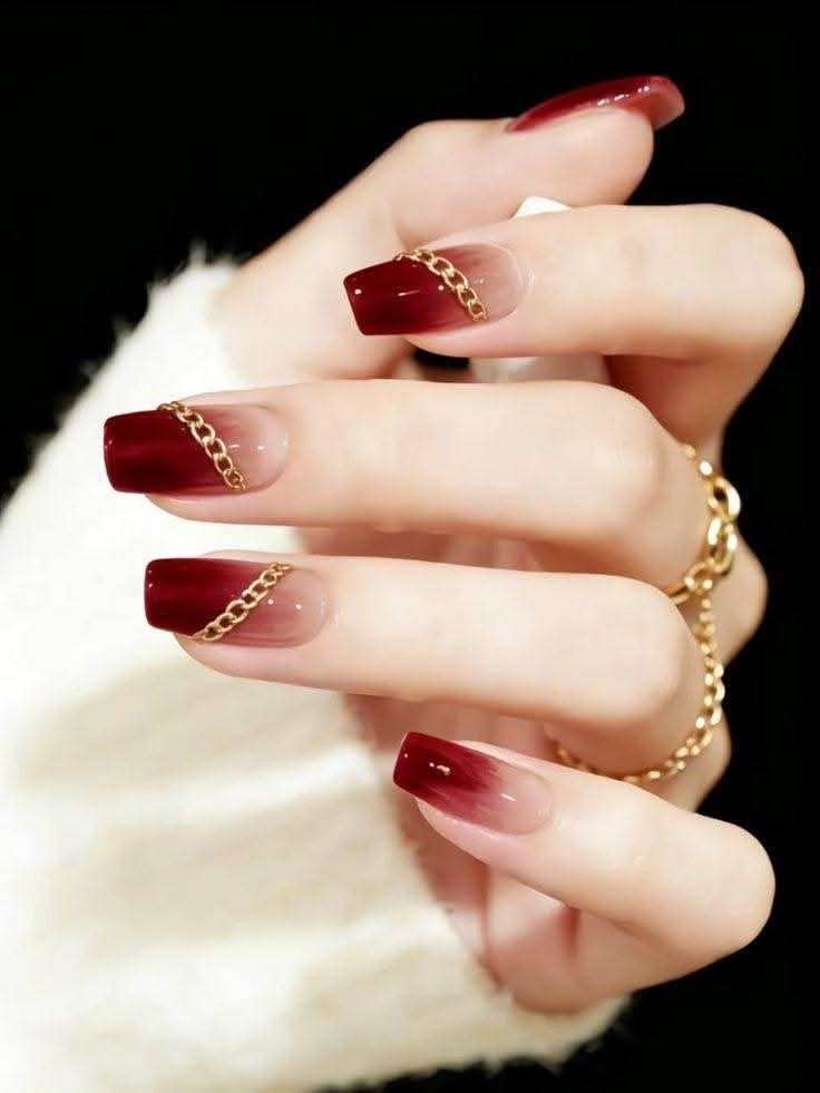 Top 15+ các mẫu nail màu đỏ đẹp sang chảnh, cuốn hút nhất 2026 3 Một trong các mẫu nail màu đỏ đẹp phong cách nhẹ nhàng, sắc đỏ tươi bóng mịn tôn lên nét nữ tính, dịu dàng cho bàn tay.