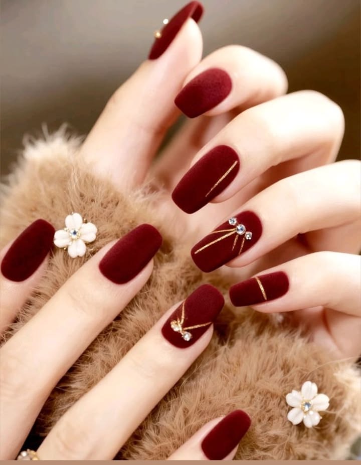 Top 15+ các mẫu nail màu đỏ đẹp sang chảnh, cuốn hút nhất 2026 4 Mẫu nail màu đỏ dáng dài với sắc đỏ đậm nhung, kiểu dáng thanh mảnh giúp bàn tay trông dài và sang trọng hơn.