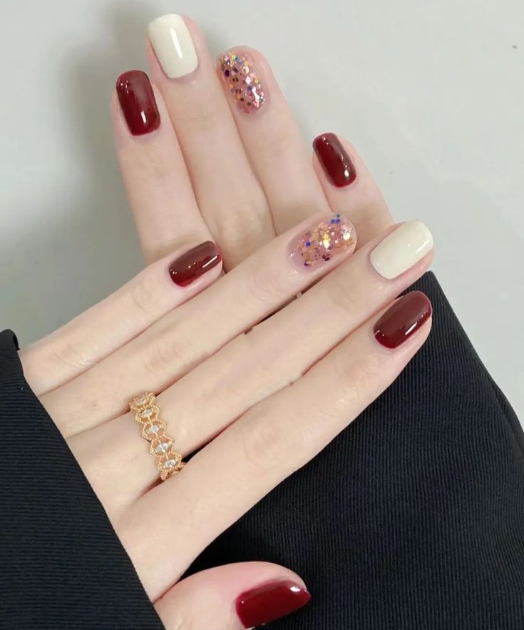 Top 15+ các mẫu nail màu đỏ đẹp sang chảnh, cuốn hút nhất 2026 14 Mẫu nail màu đỏ đính đá lộng lẫy, sang trọng quý phái