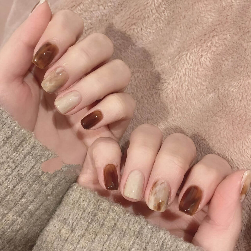 99+ Màu nail đẹp tôn da, được ưa chuộng nhất hiện nay 5 Mẫu nail màu nâu đất trendy