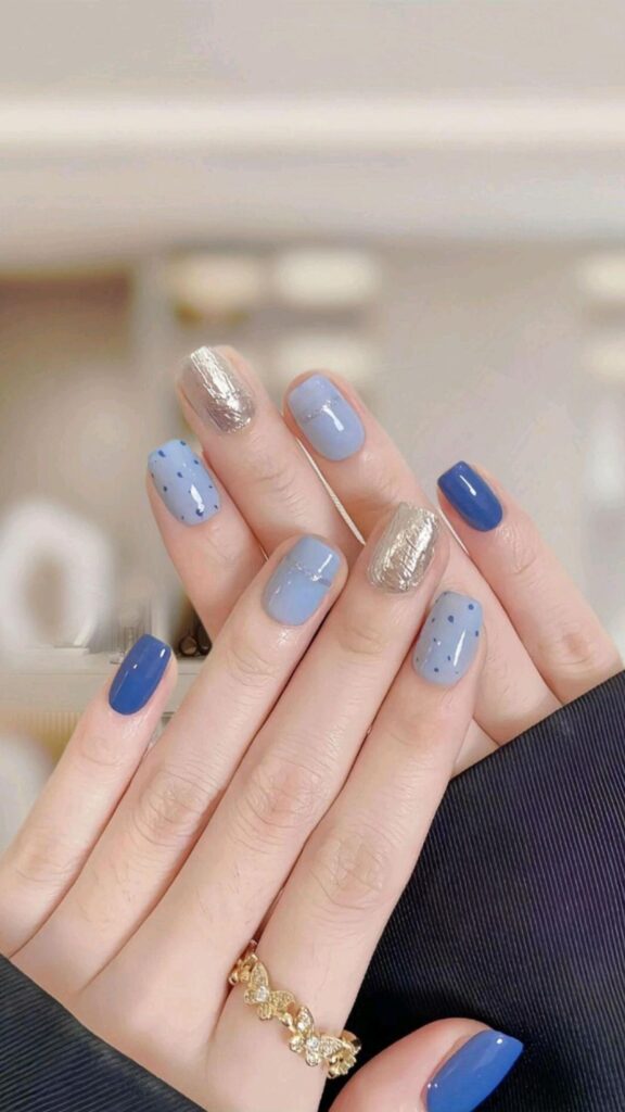 Mẫu nail xanh dương đẹp phối xanh pastel và bạc, đơn giản nhưng không đơn điệu.