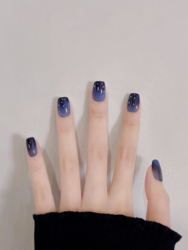 Mẫu nail màu xanh dương đẹp chuyển sắc galaxy xanh đen ánh nhung, lấp lánh như dải ngân hà, huyền bí và cuốn hút.