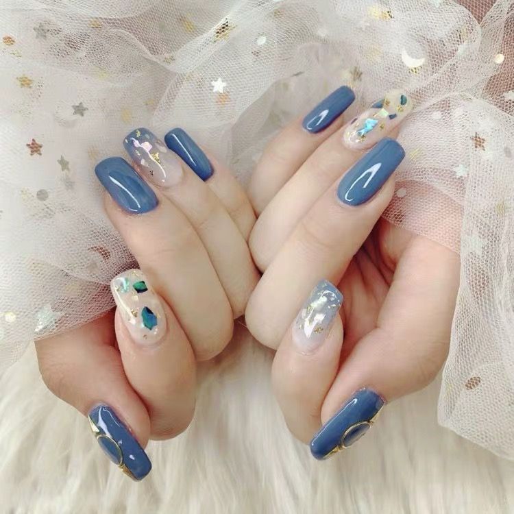 Mẫu nail màu xanh dương phối họa tiết thạch nhiều màu, tươi tắn, trẻ trung