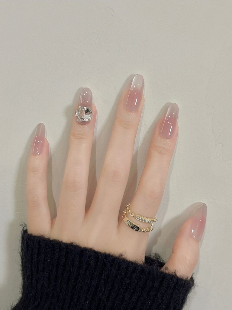 Những mẫu nail đẹp cho móng dài sang chảnh, hot nhất 2026 12 Mẫu nail móng dài dáng almond hiệu ứng blush má hồng trong veo, đính một viên đá pha lê to nổi bật, tự nhiên mà tinh tế.