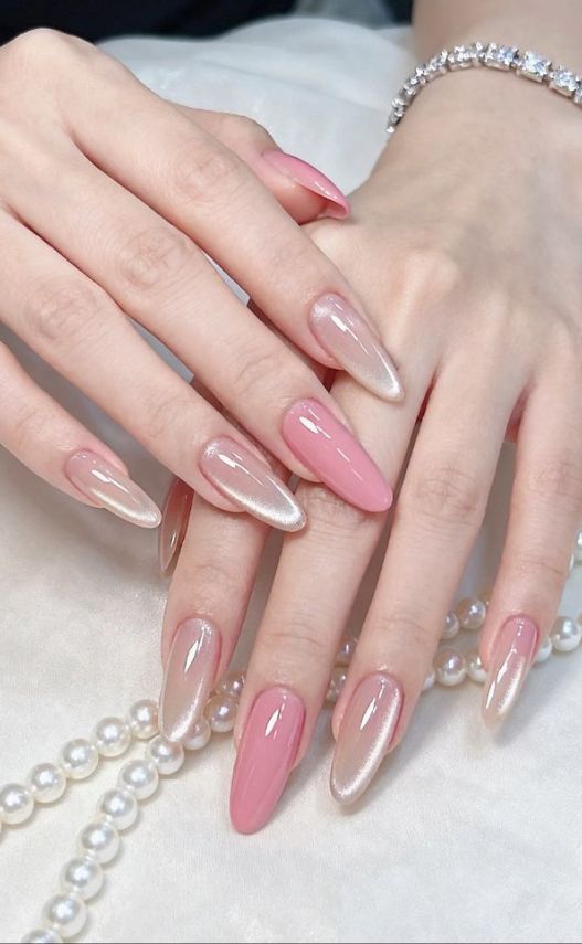 Những mẫu nail đẹp cho móng dài sang chảnh, hot nhất 2026 16 Mẫu nail móng dài dáng almond phủ chrome hồng phối trắng ánh ngọc trai, bóng loáng dịu dàng và cực kỳ sang chảnh.