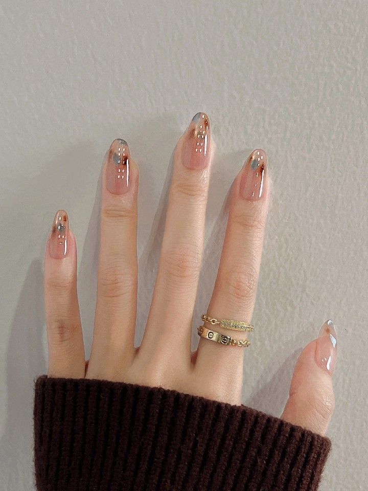 Những mẫu nail đẹp cho móng dài sang chảnh, hot nhất 2026 2 Mẫu nail móng dài dáng almond nền nude trong, điểm chấm nhũ ánh kim vàng bạc và loang chrome nhẹ, tối giản mà vẫn lấp lánh sang.