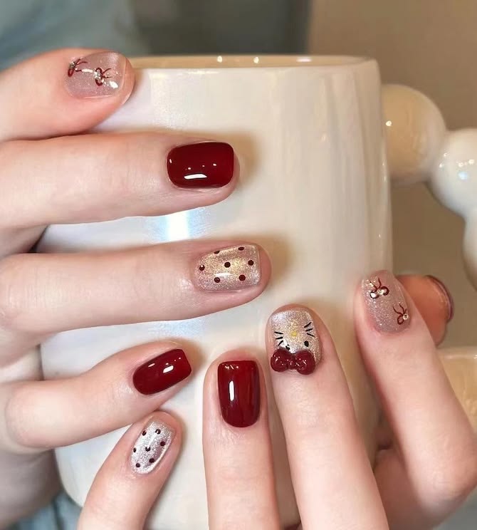 Mẫu nail móng ngắn đẹp tông đỏ đô nhũ đi tiệc, đón Tết