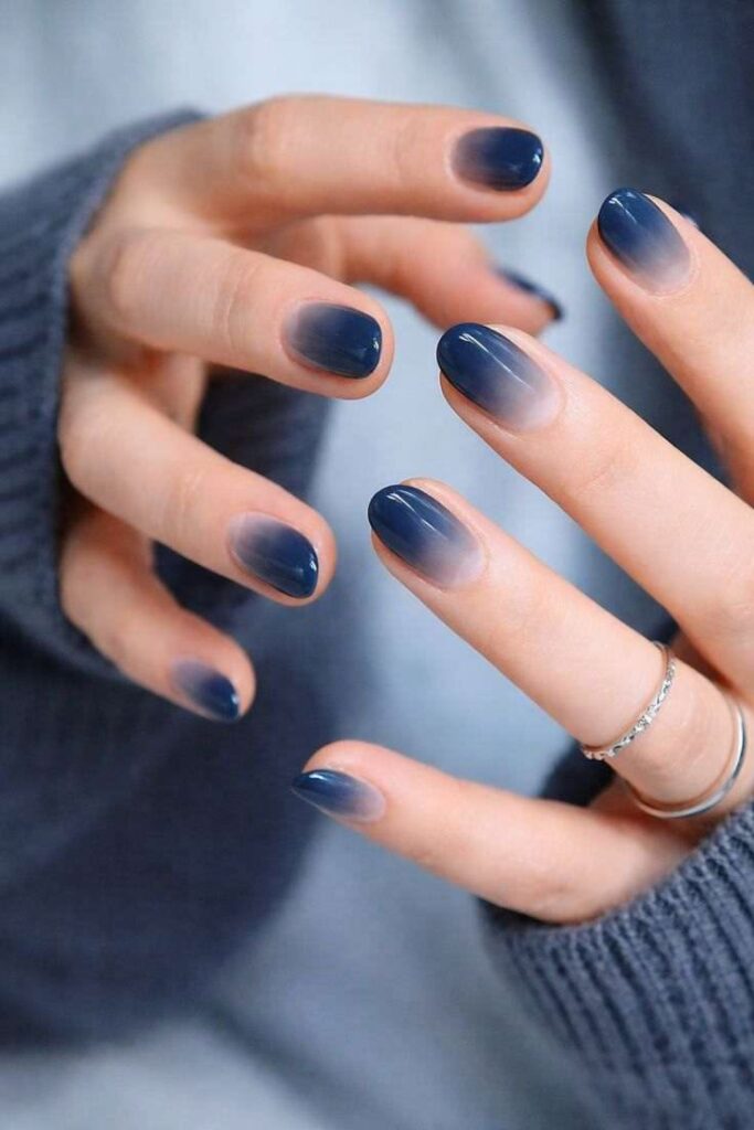 Mẫu nail móng ngắn màu xanh đen loang khói đơn giản, thanh lịch.