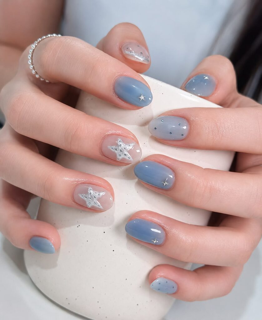 Mẫu nail móng ngắn màu xanh ngọc đính sao bạc làm điểm nhấn, trẻ trung mà cá tính.