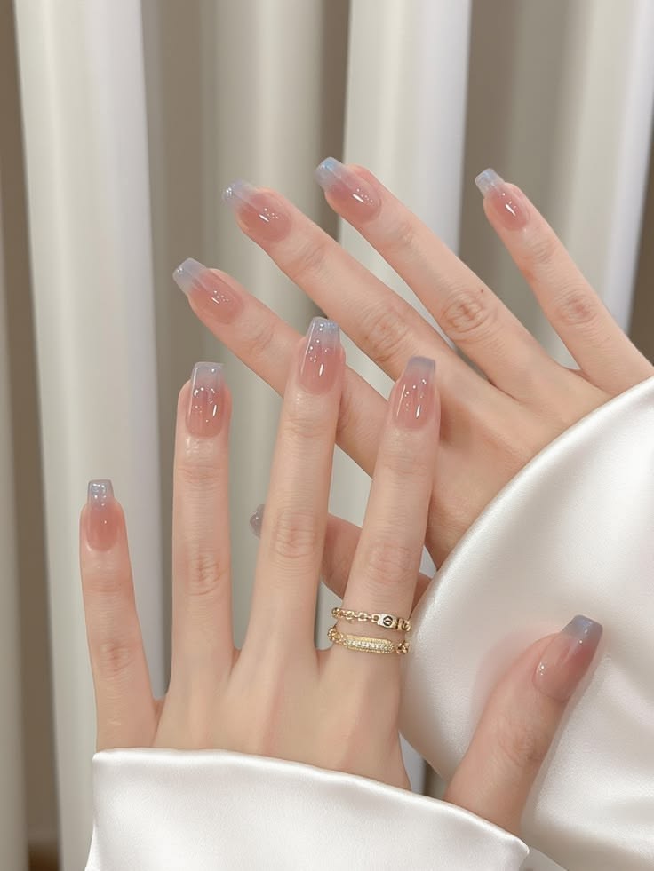 Những mẫu nail đẹp cho móng dài sang chảnh, hot nhất 2026 5 Mẫu nail móng vuông dài nền nude phủ ánh xanh khói ở đầu móng theo hiệu ứng aura, tối giản, thanh lịch và cực tự nhiên.