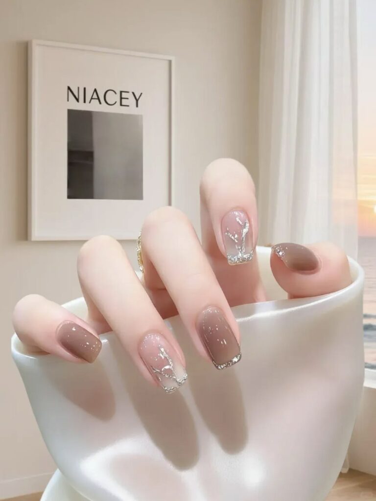 Những mẫu nail đẹp cho móng dài sang chảnh, hot nhất 2026 9 Mẫu nail móng vuông dài phối nude và nâu tây mocha, họa tiết foil bạc kiểu cành cây cùng viền nhũ bạc, hiện đại lạ mắt.