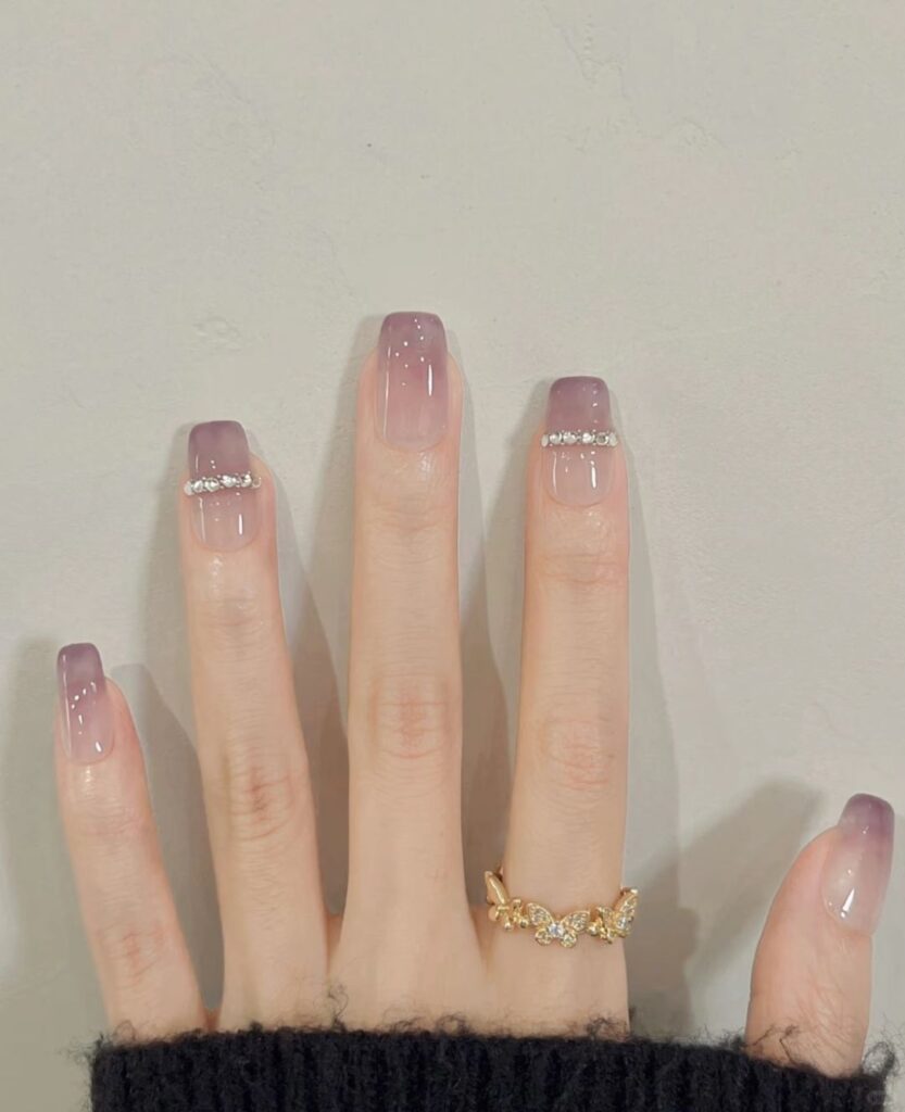 Những mẫu nail đẹp cho móng dài sang chảnh, hot nhất 2026 11 Mẫu nail móng vuông dài ombre tím khói mộng mơ, điểm một hàng đá pha lê ngang thân móng, sang trọng và huyền bí.