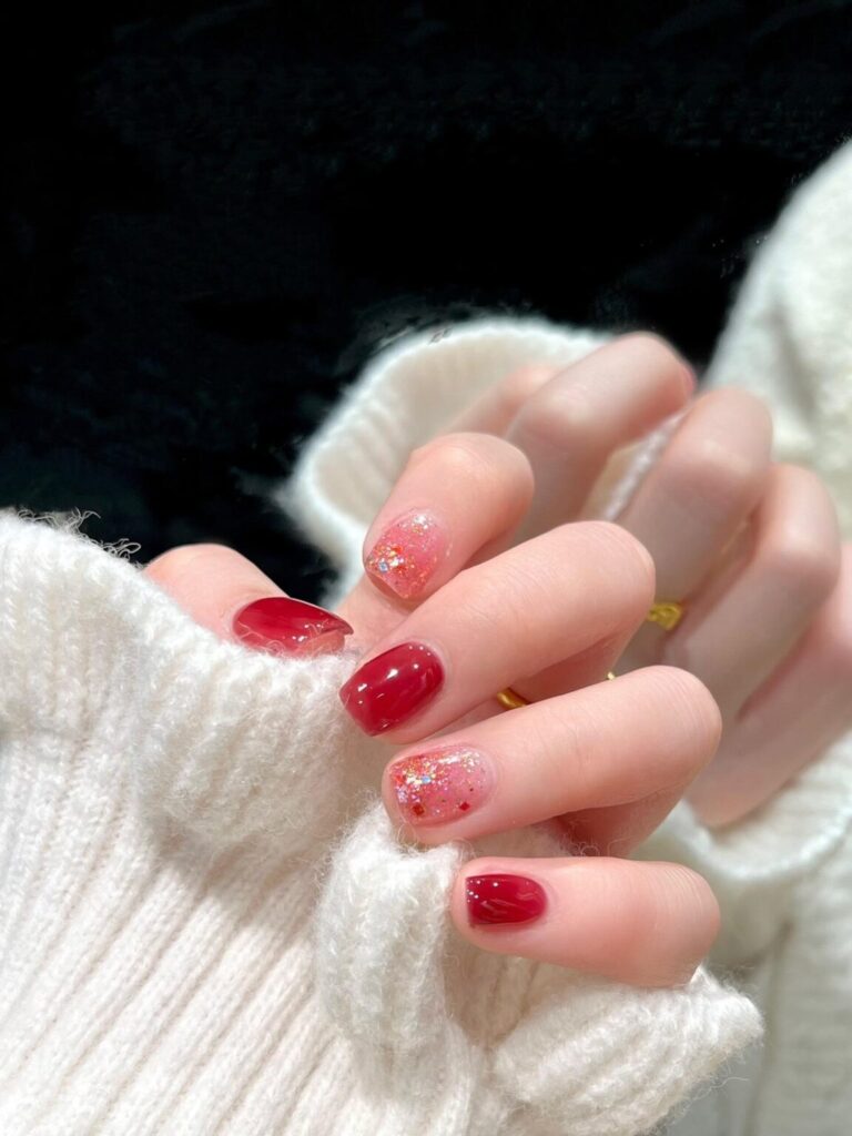 Mẫu nail sơn thạch đẹp màu đỏ cherry trong veo mọng nước, bóng bẩy cuốn hút, tôn da và hợp dịp lễ.