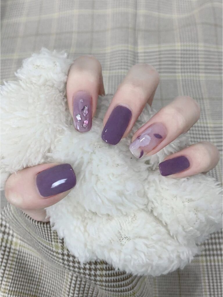 Mẫu nail sơn thạch đẹp màu tím khoai môn trong veo, điểm họa tiết nhẹ, dịu dàng và cuốn hút.
