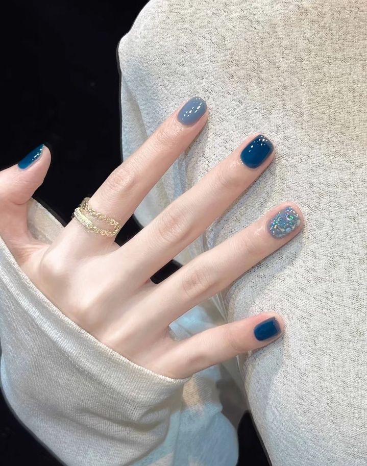 Mẫu nail sơn thạch đẹp màu xanh navy trong veo, điểm đầu móng nhũ lấp lánh, cá tính và sang trọng.