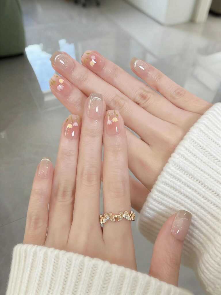 Mẫu nail sơn thạch đơn giản màu nude trong veo, điểm nhũ vàng lá mỏng, sang trọng và tinh tế.