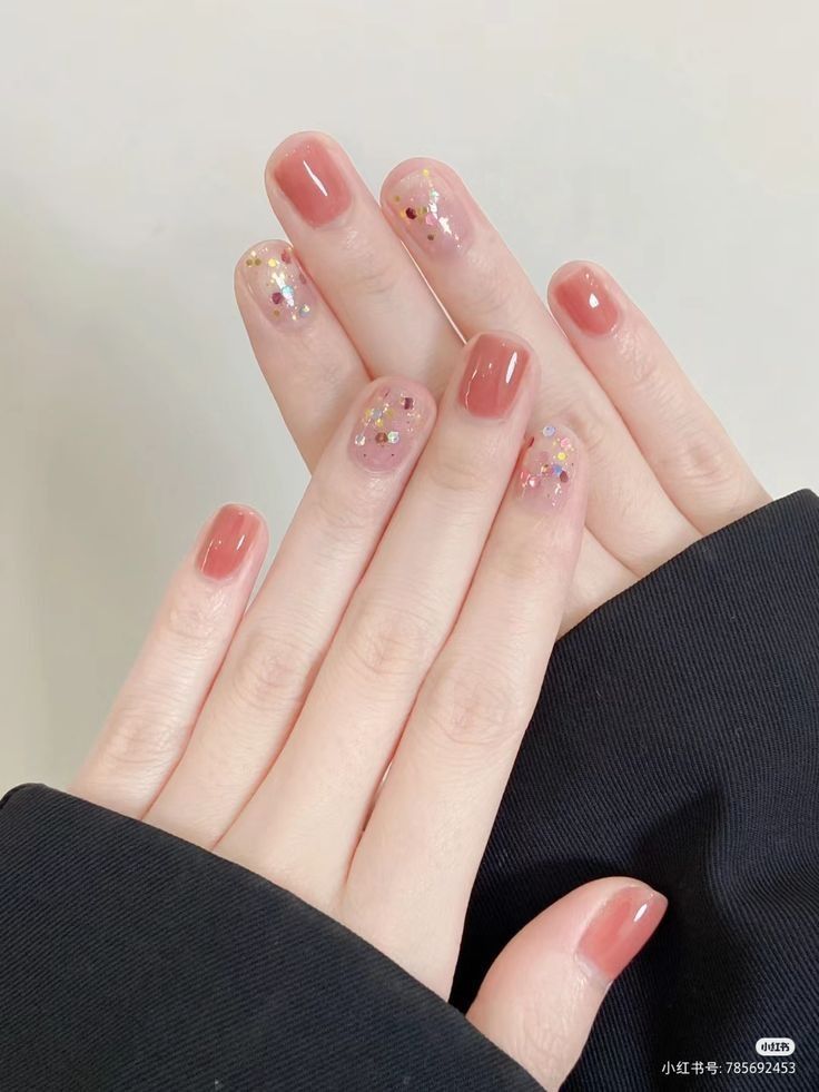 Mẫu nail sơn thạch màu hồng đào trong veo, điểm xuyến họa tiết nhỏ lấp lánh, ngọt ngào nữ tính.