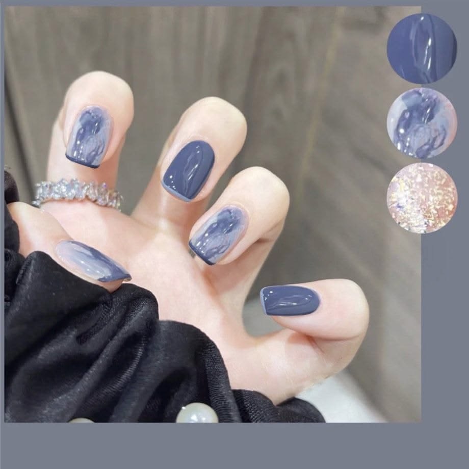 Mẫu nail sơn thạch đính đá màu xanh biển trong veo, điểm nhũ và đá lấp lánh, tươi mát cho mùa hè.