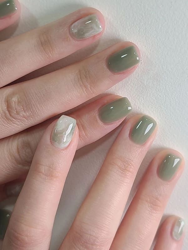 Mẫu nail sơn thạch màu xanh rêu matcha trong veo, điểm đầu móng ánh nhũ, dịu mắt và thanh lịch.