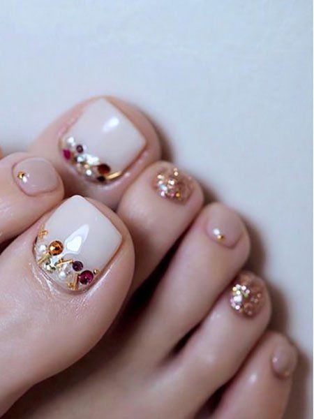 Móng chân nail đính đá màu trắng sữa đơn giản, phù hợp ngày thường, công sở